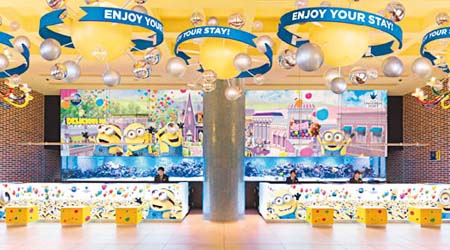 7月15日起，Hotel Universal Port的大堂會有靚靚的Minions布置，其中櫃台便有Minions的圖案。