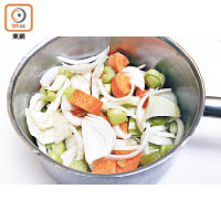 炮製蔬菜湯可用上1條大葱、半條西芹、1個洋葱及半條甘筍，以1.5公升水煲約1小時即成。