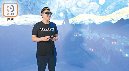 在虛擬實境（VR）技術輔助下，同學能夠置身《星夜》等名畫之中。