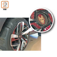 專屬設計的19吋雙色輪圈上特別飾有Iron Man的面罩徽章。