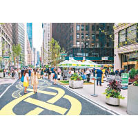 2017年夏日，紐約曼哈頓時裝區將化身成為花園廣場，地面還會繪上Steed Taylor的作品「Sew and Sew」。