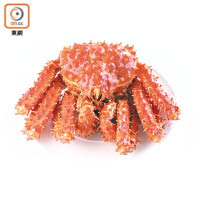 生長在日本深海的皇帝蟹每隻至少重2公斤，蟹殼表面有多個尖釘，但原來蟹殼不太硬，稍用力已能拆殼取肉。