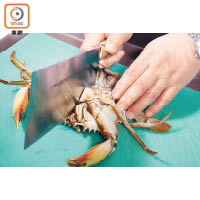 膏蟹屬於大蟹種，墜手殼硬，劏新鮮蟹前先要將蟹肚向上，用刀尖一刀切入蟹肚中間位置令其快速死去。