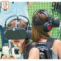 要戴上VR眼罩及耳機，耳機附有收音咪，方便隊友之間溝通。