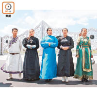 景區工作人員都穿上傳統蒙古服飾，一字排開用唱歌迎接我們。