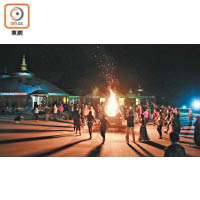 晚上的蒙古汗城更有篝火會舉行，除歌唱表演外，大家還可圍着篝火手牽手跳舞。