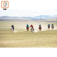 在蒙古汗城進行的那達慕，最刺激莫過於賽馬，一時間塵土飛揚，盡顯蒙古馬實力。