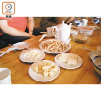 蒙古人傳統的奶食，最常見的包括有黃油、白油、奶皮子及酸奶酪等。