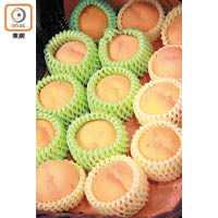 4大人氣蜜桃<br>台灣黃桃無論果肉或果皮均呈金黃色，果皮韌而肉質較柔軟多汁，香氣濃郁。