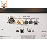 可經LAN線接駁上網，同時備有平衡及RCA輸出，以便接駁擴音機。