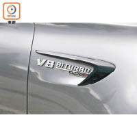 前輪拱上配上V8 Biturbo字樣，擺明是高性能車款。