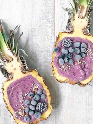 挖空菠蘿肉之後填滿雪糕，上面再以藍莓和黑莓作點綴，原來菠蘿甜品造型可以如此別致。