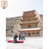 莫高窟是中國古代最偉大洞窟雕刻之一。