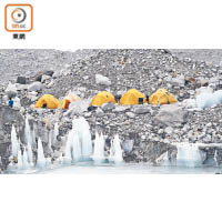 由大本營至山頂之間設置了多個營地，讓登山者休息及適應高海拔。