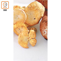 雞油菌<br>常見的雲南菇菌之一，細細隻宜用來爆炒，配燒汁牛柳絲來炒十分惹味。