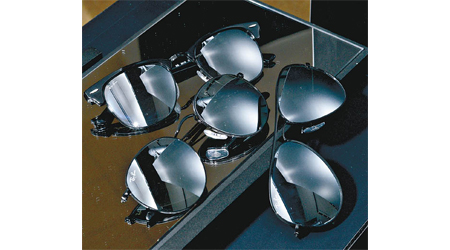OPTICAL 88獨家限量發售的Ray-Ban Flash Black系列眼鏡。未定價