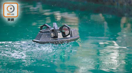 水上形態的玩法跟遙控船差不多，推進速度唔算好快。<br>售價：$1,388