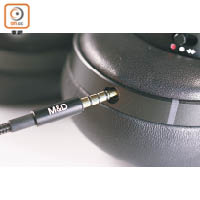 耳機續航力達16小時，仲可經耳機線連接手機或DAP。