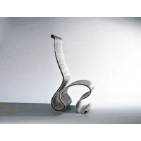 Loop Loop Chair：以金屬製成的椅子，極具線條美感。