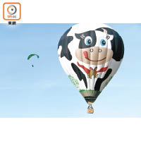 鹿野高台也是玩飛行傘的知名場地，與熱氣球互相輝映。