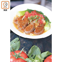 變種台灣牛肉麵當中，番茄湯底就相當受歡迎，來自台北新九九牛肉麵的番茄紅燒牛肉麵加入大量番茄、梨子、甘蔗熬湯，特別清甜有益。