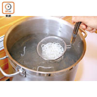 煮拉麵的過程跟傳統沒有分別，都是選用滑溜彈牙的細麵入饌。