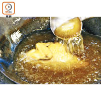 傳統粵菜之一的炸子雞，通常是以滾油將雞皮炸至微焦，而馮師傅將油溫稍微調低，炸的時間長了，猶如西式的低溫慢煮，保持了雞皮的金黃油潤色澤。