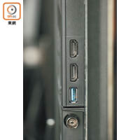 機側設有兩組HDMI及一組USB插口，後者可插入USB手指或硬碟播放影片、相片及音樂等多媒體檔案。
