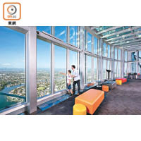 想從高空俯瞰黃金海岸，可以到位於77樓的SkyPoint觀景台，360度盡覽無遺。
