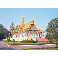 今年3月，台灣一名到柬埔寨旅遊的遊客，在金邊的王宮附近使用航拍機拍攝，由於該市已被當局列作禁用航拍機區域，該名男子隨即被捕。