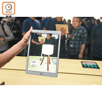 WWDC大會上，廠方示範以iPad對着實物枱子，再於畫面上移動虛擬家具。