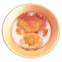 狀元紅蒸黃油蟹最能呈現黃油蟹的鮮味，大廚先以陳釀雕皇將蟹浸醉，然後以猛火蒸煮，同時散發着鮮甜肉香與花雕酒香，層次豐富。