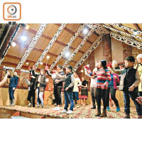 睇完表演，大人或小朋友也可到台上學跳舞步，體驗毛利人文化。