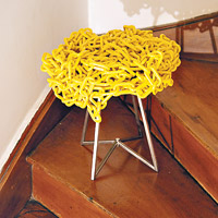 Plastic Chain Stool<br>利用塑膠鎖鏈環繞而成的小櫈，椅上塑膠鎖鏈位置可因應用家的體重作出微調，以達致舒適效果。