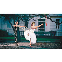 由英國社區舞蹈組織People Dancing策劃的「11 Million Reasons」攝影展覽，讓展能人士重塑多齣經典電影舞蹈場景。