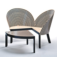 線條簡約、呈扇形的Bench for Two，於1990年榮獲日本北海道旭川國際家具設計比賽金獎。