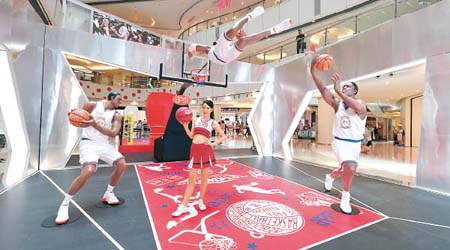 數碼科技籃球場上擺放多個1比1的籃球運動達人Figure，並以多角度展示運動員射籃的英姿。