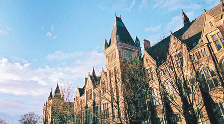 University of Leeds是歷史悠久的紅磚大學，本年度更獲泰晤士報頒發《年度大學獎》（University of the Year），以表揚其高質素的教育表現。