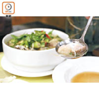 光吃Com Nieu乾巴巴的，配合越式酸魚湯，口感更濕潤，味道亦相當開胃，VND100,000（約HK$34.9）。