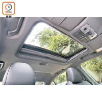 為車廂帶來開揚感的電動天窗，依舊屬於標準配備。