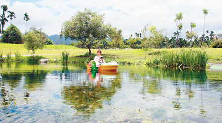 拉索埃湧泉6號，又名「療愈池」，水質極清澈，泛舟池上確有療愈心靈的奇妙感覺。