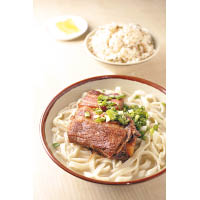 傳統沖繩拉麵以五花腩取代叉燒，賣相與口味跟一般日式拉麵不同，好像元祖丸隆そば這碗反而帶點中式風格。
