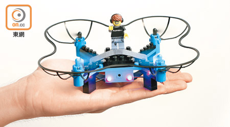 Brick-A-Drone的骰小巧，Size只有手掌般大小，是名副其實的掌心機。售價：$599（不連積木人仔）