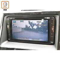 隨車配備前鏡行車記錄儀，所拍下的影像可即時從8吋輕觸屏幕上顯示。