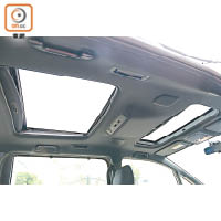 標準配備雙天窗，為車廂帶來更強開揚感。
