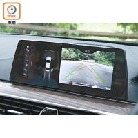 中控台的10.25吋屏幕採用觸控式設計，並整合了泊車鏡頭。
