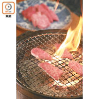 餐廳使用小炭爐作燒烤，炭火香令和牛味道更豐富。