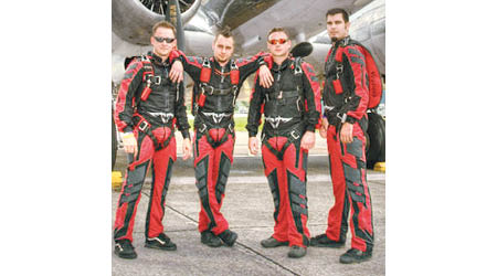 最早時Jumpsuit是用於跳傘員的裝束。