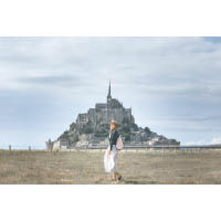 此圖以法國聖米歇爾山作背景，Cheric愛採用85mm f1.2鏡頭拍攝全身風景照，因透視人物變形不會太大，也容易將人物融入環境中。