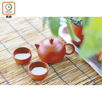 金銀花加上薄荷葉泡成茶湯，未入口已送來淡淡的清新芳香，有寧神作用。